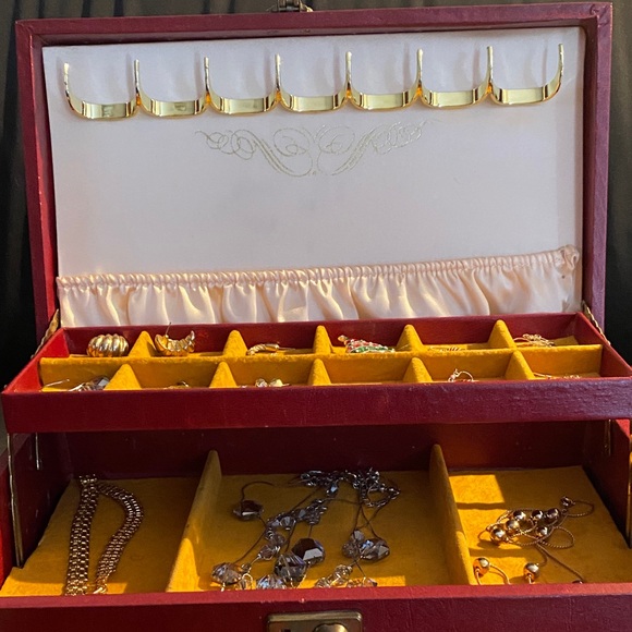 Elegant Red Jewelry Box. Vintage 1960’s - Picture 5 of 16